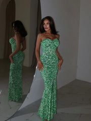 Trägerloses Partykleid mit Print und Trompetenfalten