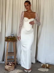 Figurbetontes Spitzenkleid mit langen Ärmeln und Rückenschlitz