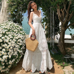 Ärmelloses Boho-Kleid mit tiefem V-Ausschnitt und ausgeschnittener Spitze