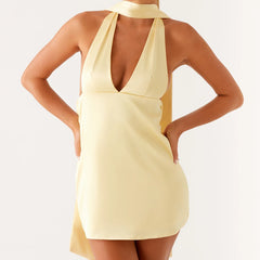 Neckholder-Kleid aus Seide mit offenem Rücken und Schal, figurbetont