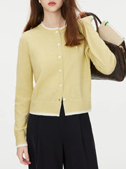 Strickjacke mit Schleife und Kontrastnähten