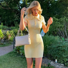 Rüschen-Minikleid aus Strick, einreihig geknöpft