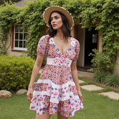 Minikleid mit Spitze, Schleife, V-Ausschnitt und Blumenmuster