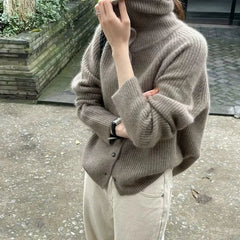 Rollkragen-Strickjacke aus dicker Wolle