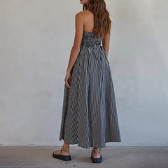 Gestreiftes, trägerloses, fließendes Midi-Kleid