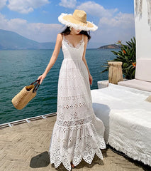 Ärmelloses Boho-Kleid mit tiefem V-Ausschnitt und ausgeschnittener Spitze