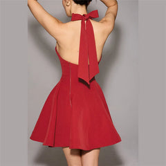 Rotes Neckholder-Abendkleid mit hohem Bund