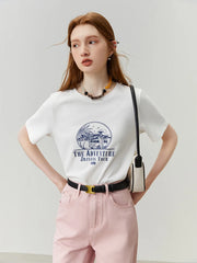 Lässiges weißes T-Shirt mit Schulterausschnitt vorne