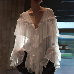 Sommerliche weiße Chiffonbluse mit Rüschen und V-Ausschnitt