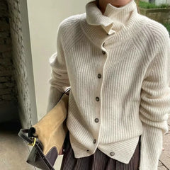 Rollkragen-Strickjacke aus dicker Wolle
