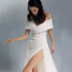 A-Linien-Abendkleid aus Tüll mit schulterfreiem Schnitt und hohem Schlitz