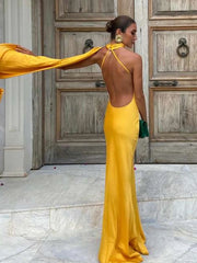 Maxikleid aus Satinband mit Neckholder und offenem Rücken