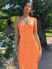 Blumenbesetztes, rückenfreies, figurbetontes Midikleid mit Trägern