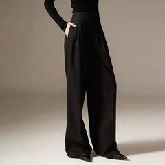 Drapierte, eng anliegende Hose mit weitem Bein