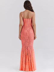 Figurbetontes Kleid aus floraler Spitze mit Spaghettiträgern