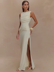 Gerafftes, figurbetontes Maxikleid mit O-Ausschnitt und Schlitz