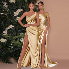 Maxikleid aus Satin mit einem Schulterausschnitt und Schlitz