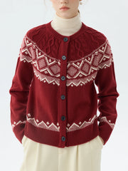 Roter Wollpullover mit Zopfmuster