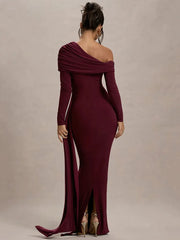 Figurbetontes Kleid mit schrägem Kragen und drapierten Ärmeln