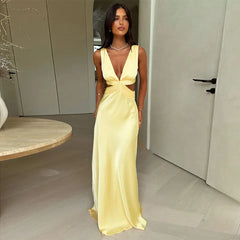 Maxikleid mit tiefem V-Ausschnitt und Schlitz