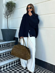 Strickjacke mit gedrehtem Revers und verdeckten Knöpfen