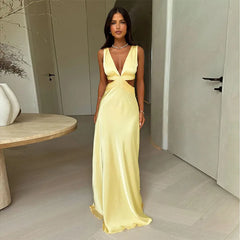 Maxikleid mit tiefem V-Ausschnitt und Schlitz