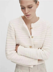 Kurzstrickjacke mit Struktur und Knöpfen