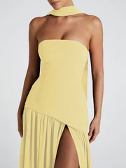 Rückenfreies, geschlitztes, trägerloses Maxikleid mit Schleife