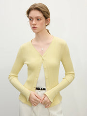Gerippter Strickcardigan mit V-Ausschnitt, Schlitzbündchen und Strickdetails