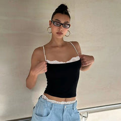 Kurzes Top mit Spitzenbesatz