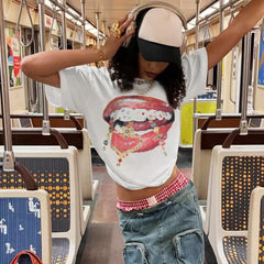 Lässiges Street-T-Shirt mit kontrastierendem Lippenprint
