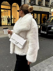 Streetwear-Mantel mit flauschigem Fuchspelzrevers