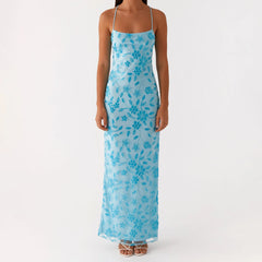 Paillettenbesetztes, figurbetontes Cami-Kleid mit Schlitz