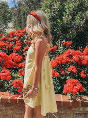 Plissiertes gelbes Trägerkleid mit Blumenmuster