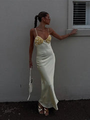 Gelbes Maxikleid aus Satin mit Blumenmuster