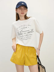 T-Shirt mit geripptem Halsausschnitt und Blumenmuster sowie Buchstabenapplikationen