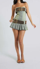 Trägerloses Minikleid mit Schnallendetails in Blau