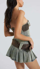 Trägerloses Minikleid mit Schnallendetails in Blau