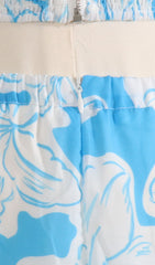 Trägerloses, fließendes Sommerkleid mit Blumenmuster in Blau 