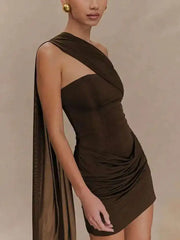 Minikleid mit drapiertem, schrägem Schulterausschnitt