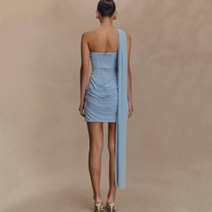 Mini-Abendkleid mit einer Schulter, das die Hüfte bedeckt