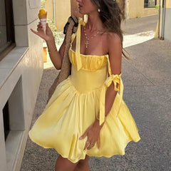 Gelbes Neckholder-Minikleid mit Falten