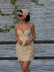 3D-Blumen-Trägerloses Minikleid mit Cut-Outs
