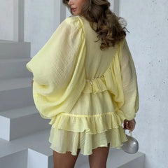Plissiertes Minikleid mit Rüschen und langen Ärmeln