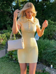 Strickkleid mit Rüschen und hohem Bund
