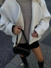 Eleganter, kurzer Wollmantel mit Muschelsaum
