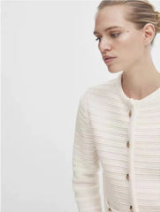 Kurzstrickjacke mit Struktur und Knöpfen