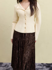 Roter Strickcardigan mit Puffärmeln und V-Ausschnitt