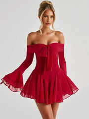 Minikleid mit ausgestellten Ärmeln und schulterfreiem Oberteil