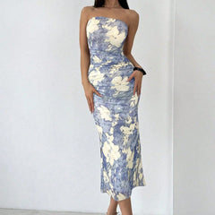 Trägerloses blaues, figurbetontes Kleid mit Blumenmuster